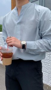 Áo sơ mi nam cổ tròn oversize màu xanh olive phối đồ